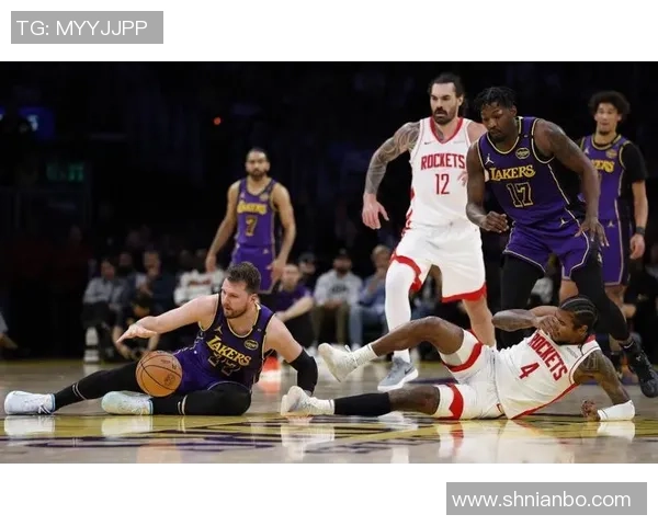 湖人火箭第三节激战回顾:精彩瞬间与关键时刻全解析 湖人火箭第三节激战回顾:精彩瞬间与关键时刻全解析